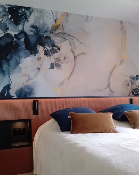 Réfection d’une chambre avec une tête de lit en papier peint panoramique et un revêtements velours en soubassement- Plougastel-Daoulas